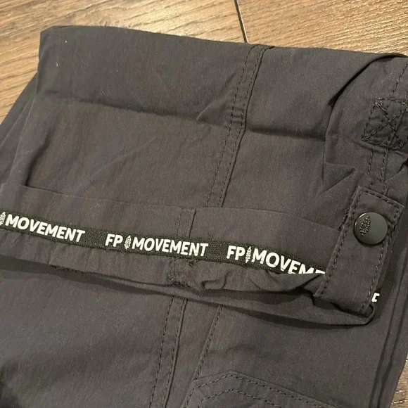 NWOT Free People Movement Mesmerize Me Black Cargo Pants Size Small Hiking - Picture 15 of 16